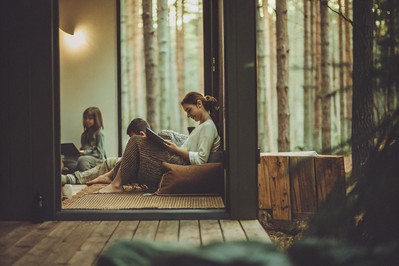 Obitelj upravlja pametnom mobilnom kućom putem tableta