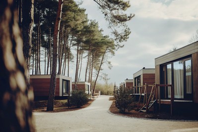 malo naselje mobilnih kuća u prirodi